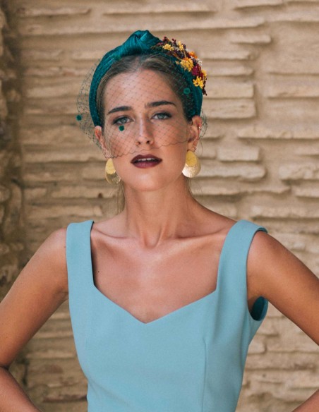 Diadema de invitada con nudo en sinamay y detalle flores en color verde agua