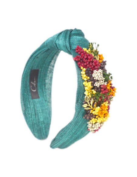 Diadema de invitada con nudo en sinamay y detalle flores para boda de dia