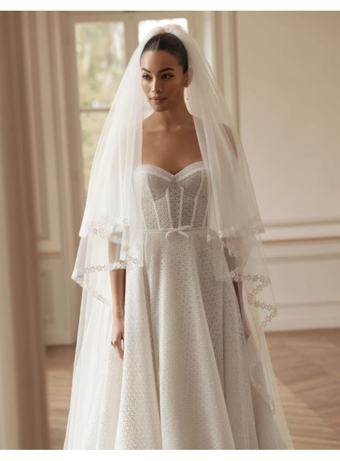 Robe longue de mariage avec encolure sans...