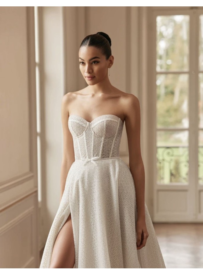 Robe longue de mariage avec encolure sans...