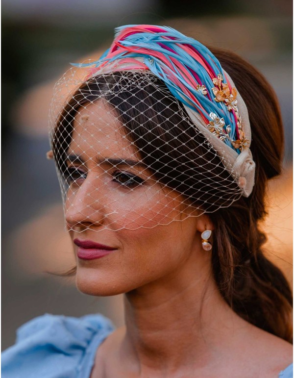 Diadema de fiesta de sinamay con piezas joya y plumas