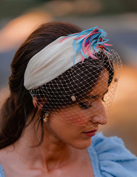 Diadema de fiesta de sinamay con piezas joya y plumas para invitada