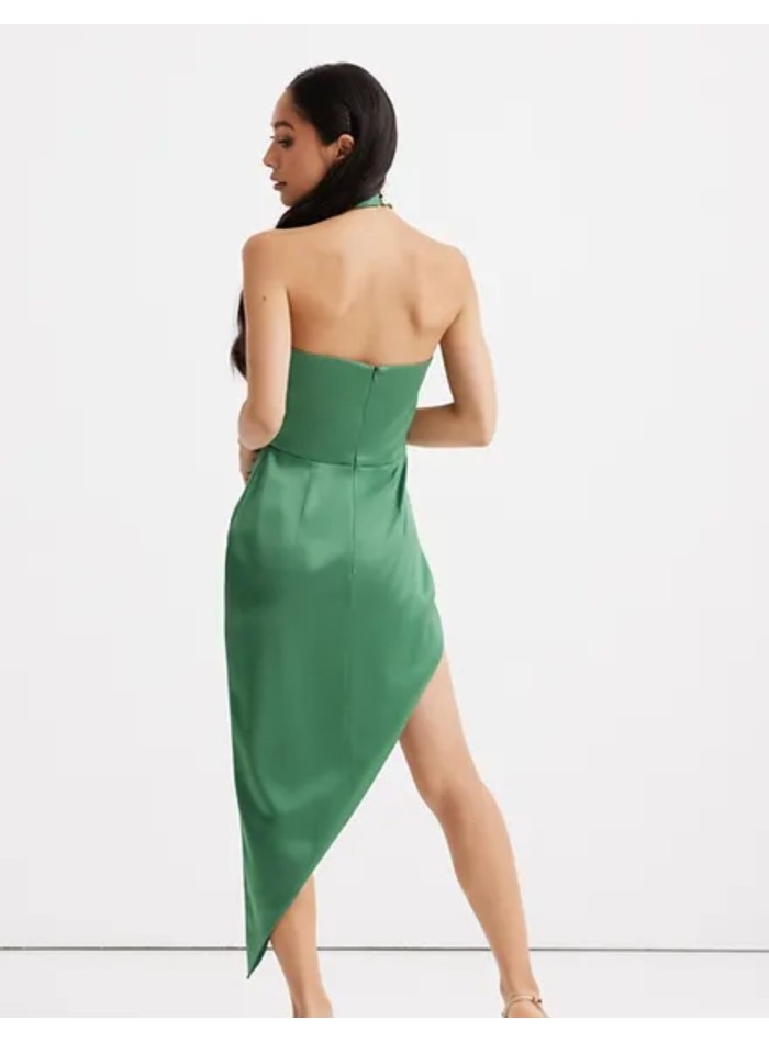 Robe asymétrique décolletée pour les fêtes