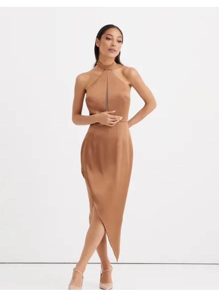 Robe asymétrique décolletée pour les fêtes
