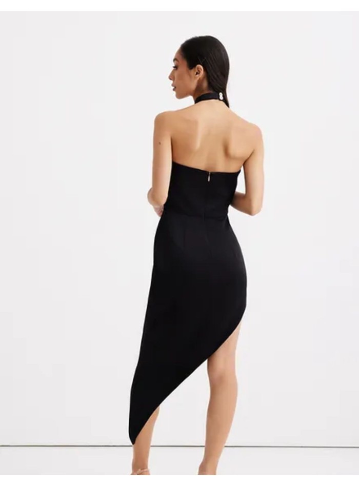 Robe asymétrique décolletée pour les fêtes