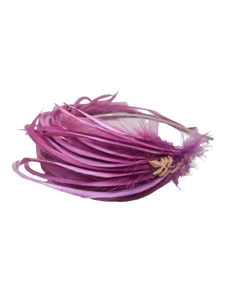 Diadema para invitada de plumas color berenjena de DNUE