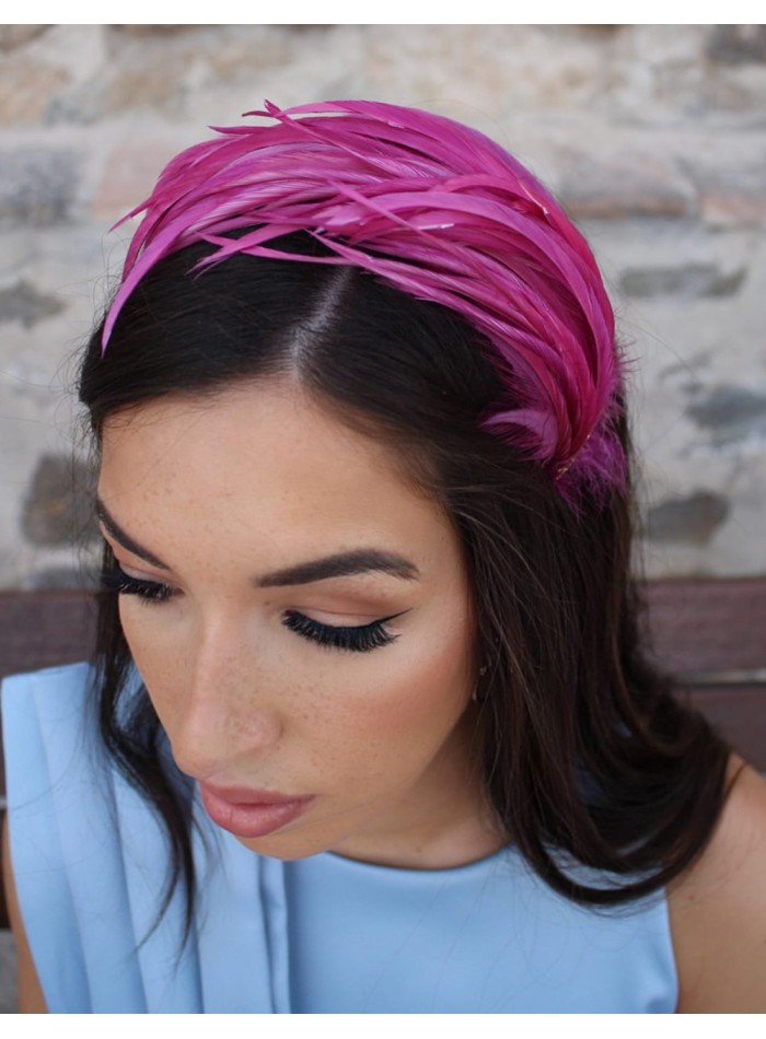 Diadema para invitada de plumas color berenjena para fiesta