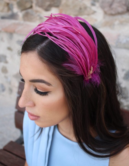 Diadema para invitada de plumas color berenjena