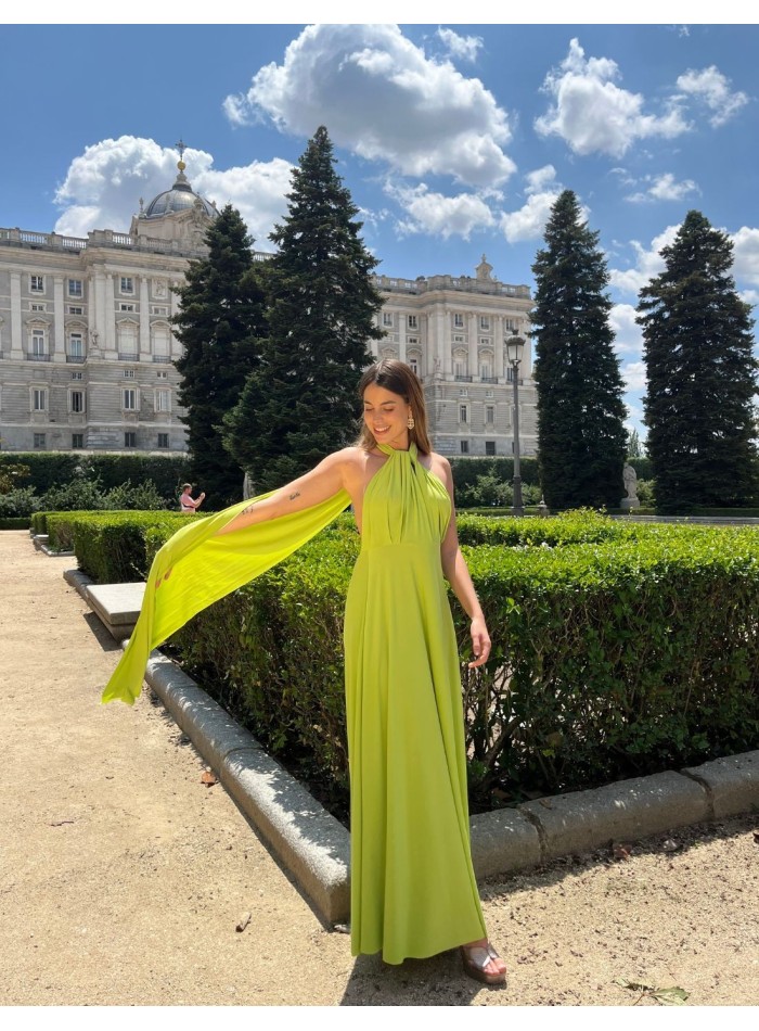 Vestido largo de fiesta estilo multiposicion con capa y cuello halter.