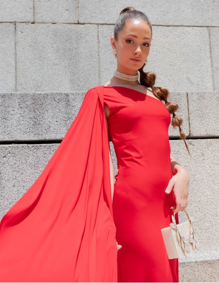 Robe de soirée midi ajustée avec détail de cape