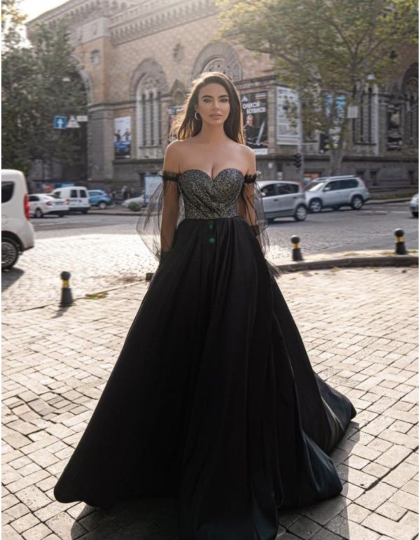 Vestido largo de fiesta escote bandeau con mangas abullonadas de tul 2