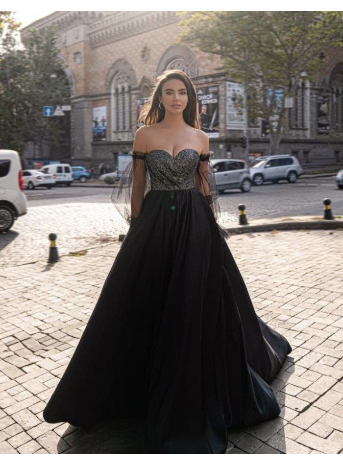 Vestido de fiesta escote corazón y mangas de tul