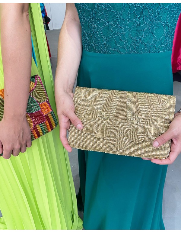 Cartera de mano dorada de pedrería para invitadas 2