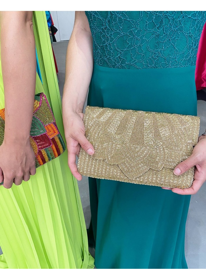 Cartera de mano dorada de pedrería para invitadas