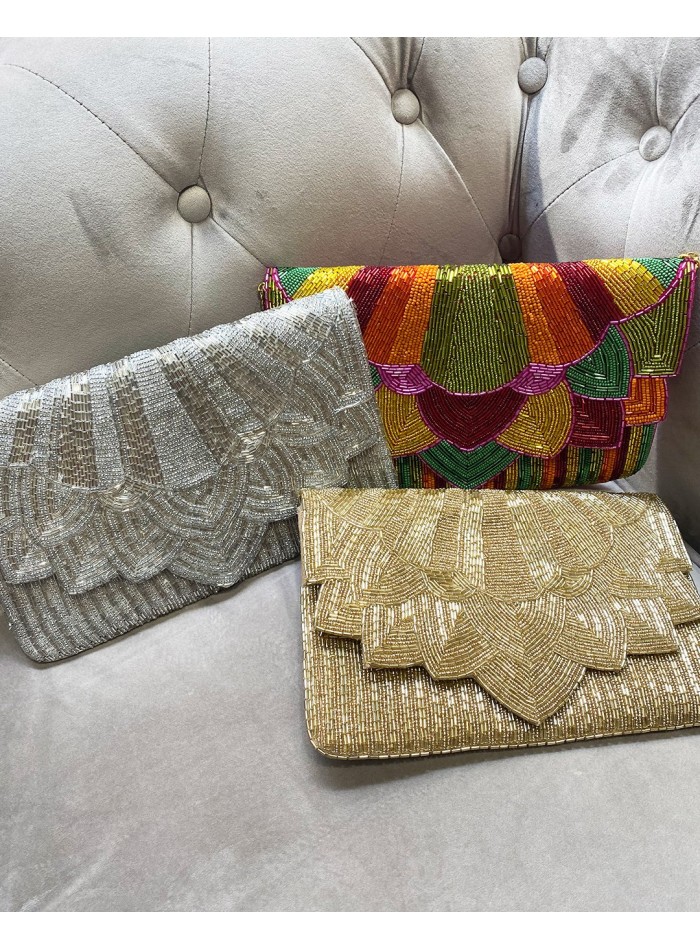 Cartera de mano dorada de pedrería para invitadas
