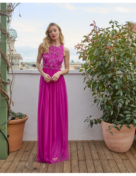 Vestido largo de fiesta con falda de tul y cuerpo pedrería