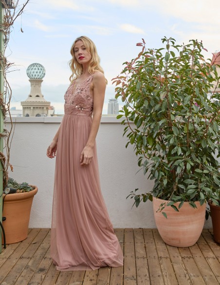 Vestido largo de fiesta con detalle pedrería y falda de tul rosa