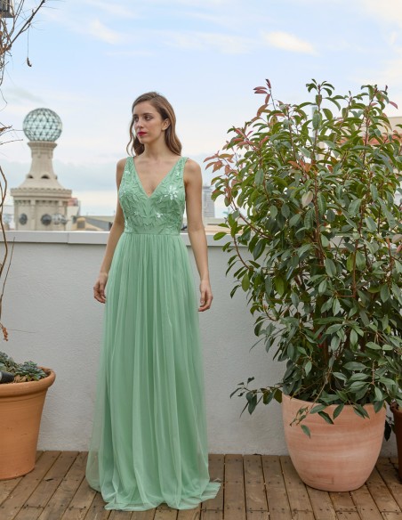 Vestido largo de fiesta con detalle pedrería y falda de tul verde