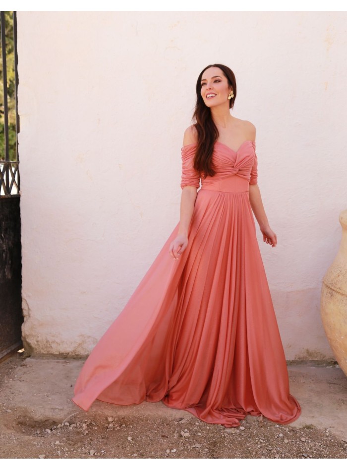 Long party dress with plunging sleeves and sweetheart neckline
