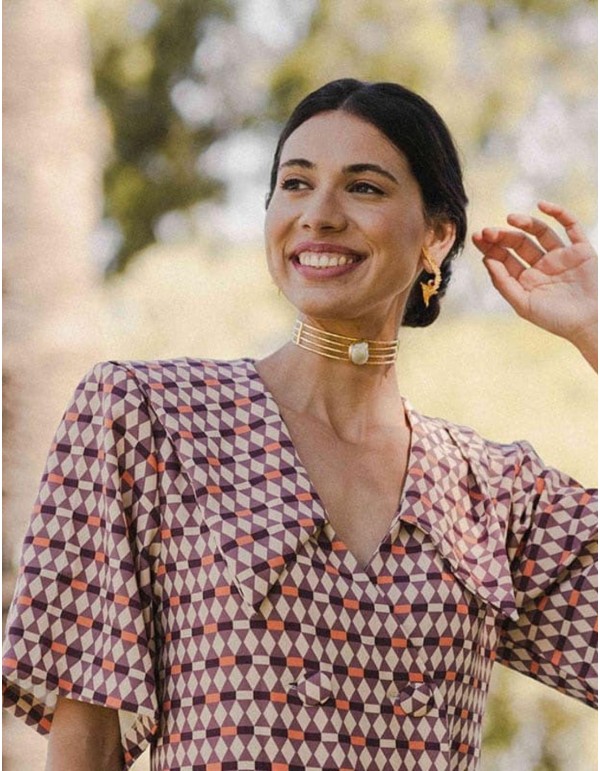 Choker dorado con piedra lunar blanca 2