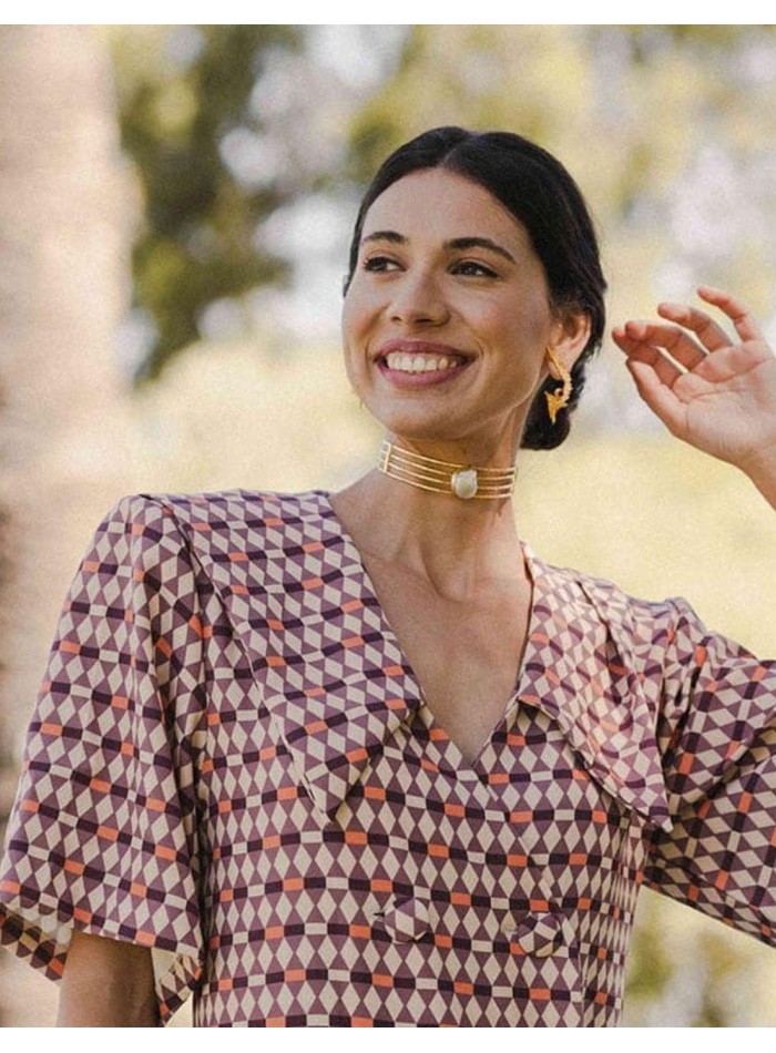 Choker dorado con piedra lunar blanca