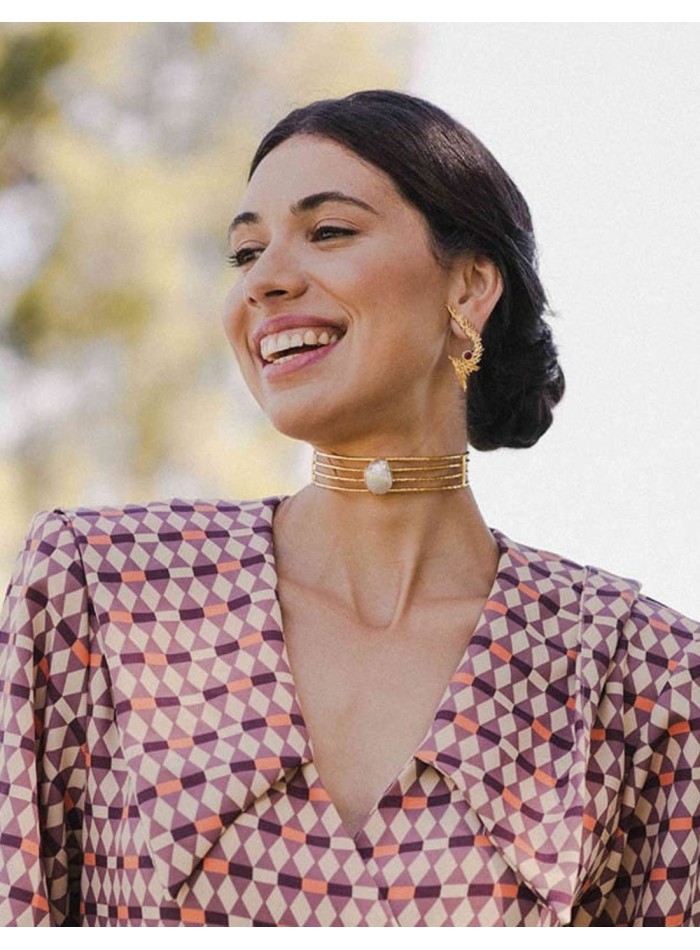 Choker dorado con piedra lunar blanca