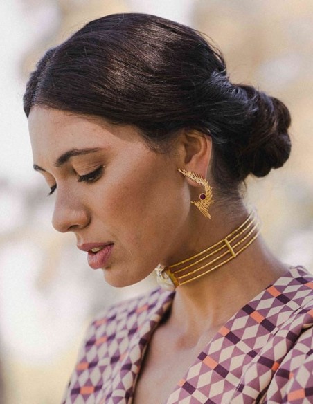 Choker dorado con piedra lunar blanca