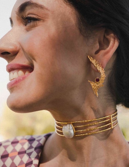 Choker dorado con piedra lunar blanca