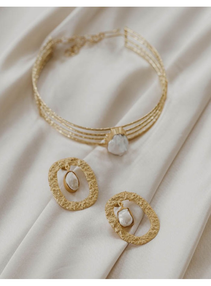 Choker dorado con piedra lunar blanca
