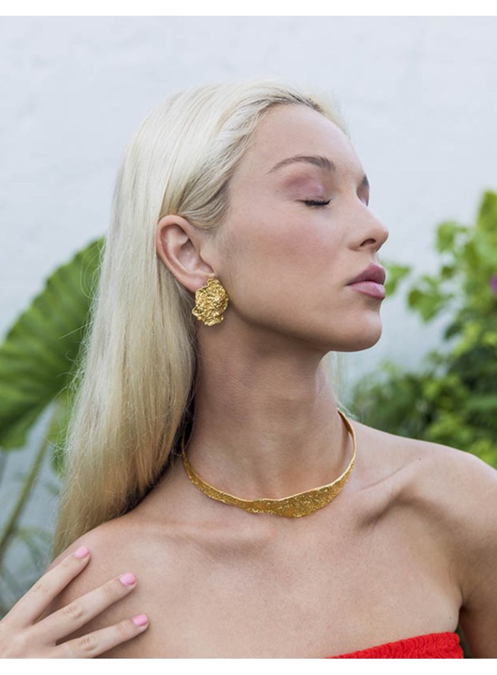 Gold-plated choker with flat embossed surface