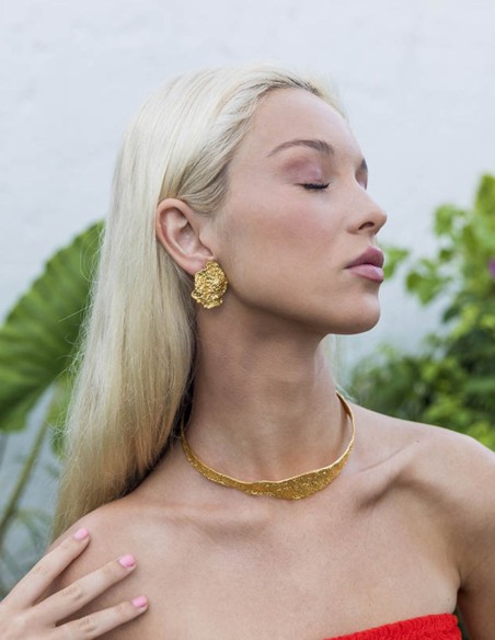 Gold-plated choker with flat embossed surface