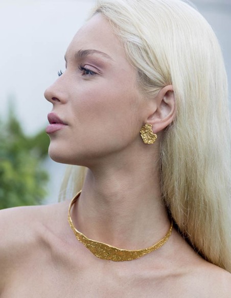 Tour de cou en plaqué or avec surface plate gaufrée