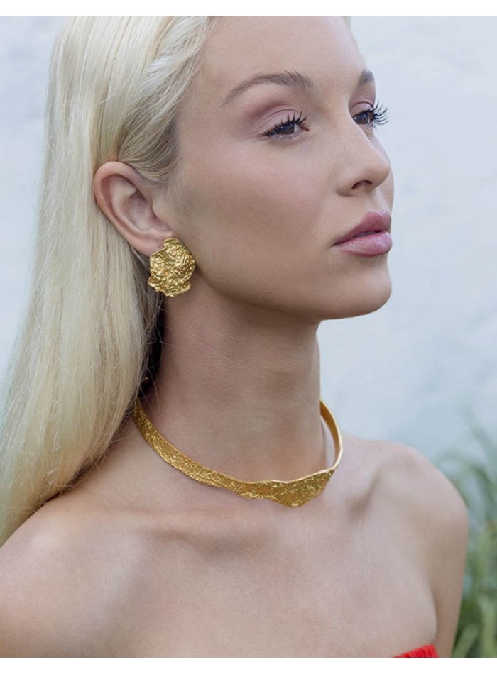 Gold-plated choker with flat embossed surface