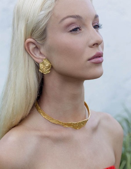 Gold-plated choker with flat embossed surface