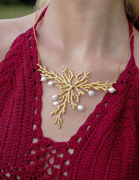 Collier plaqué or avec ornements en récifs et perles blanches