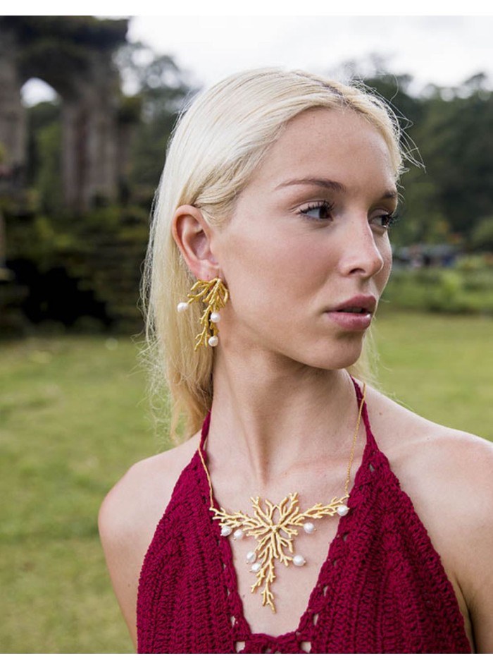 Gold plated necklace with reef and white pearl...