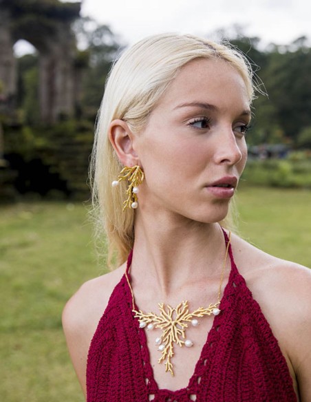 Gold plated necklace with reef and white pearl ornaments