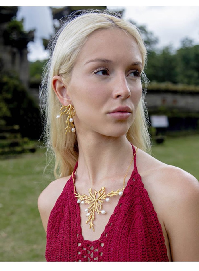 Gold plated necklace with reef and white pearl...