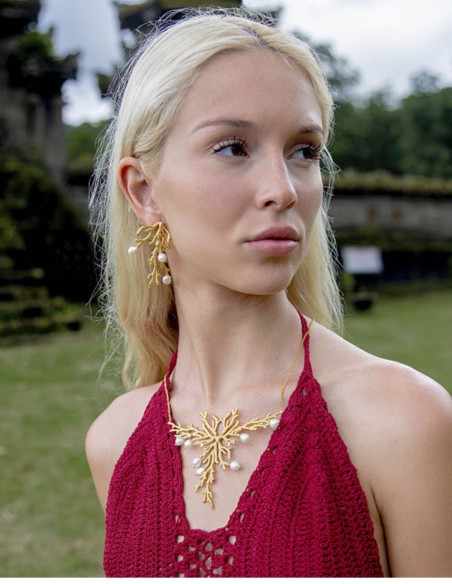 Collier plaqué or avec ornements en récifs et perles blanches