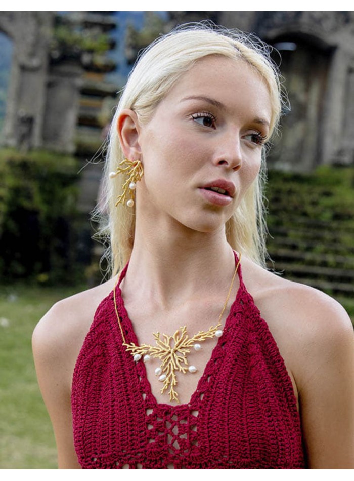 Gold plated necklace with reef and white pearl...