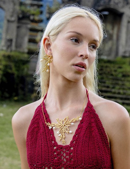 Collier plaqué or avec ornements en récifs et perles blanches