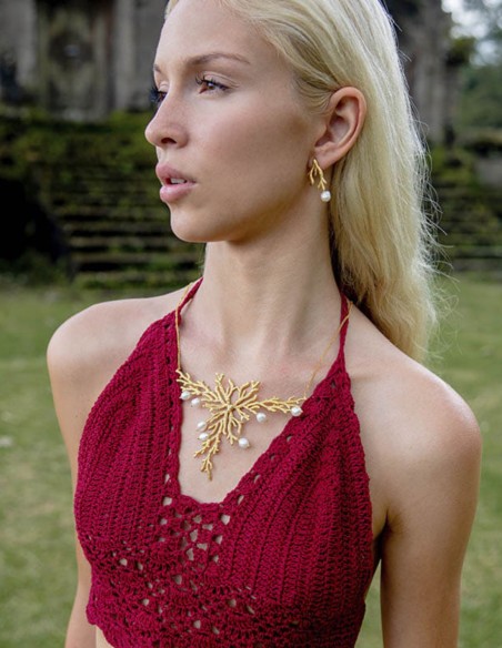 Collier plaqué or avec ornements en récifs et perles blanches