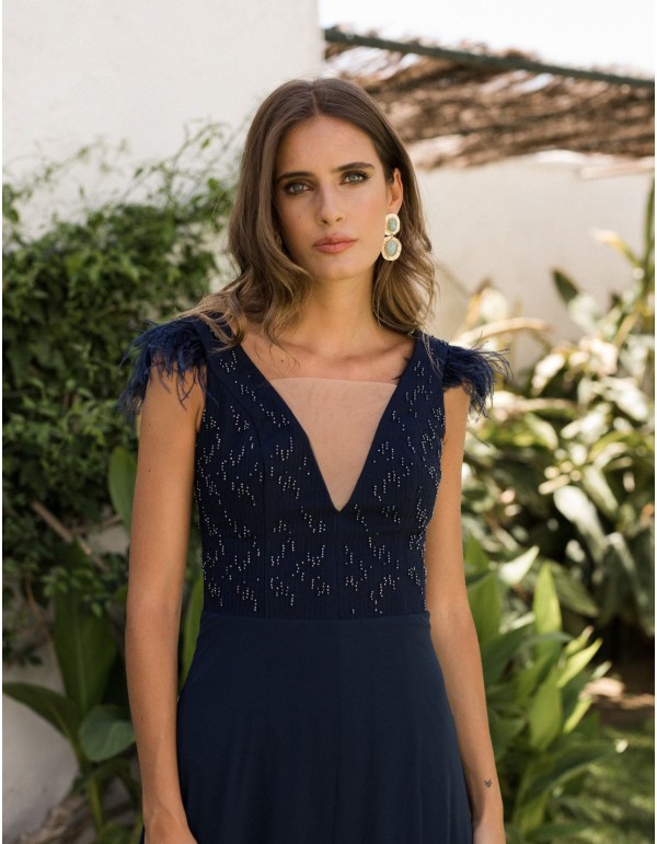 Long party dress with V neckline and feathers 2