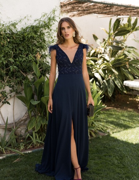 Robe de soirée longue avec décolleté en V et plumes