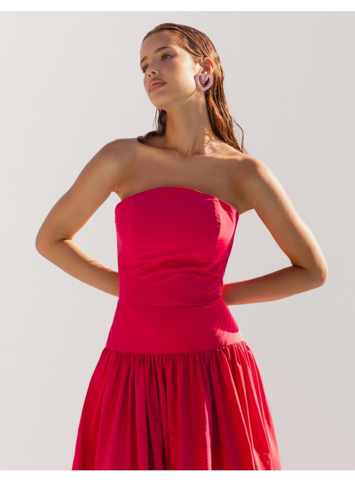 Vestido de fiesta largo con escote bandeau arqueado para invitadas