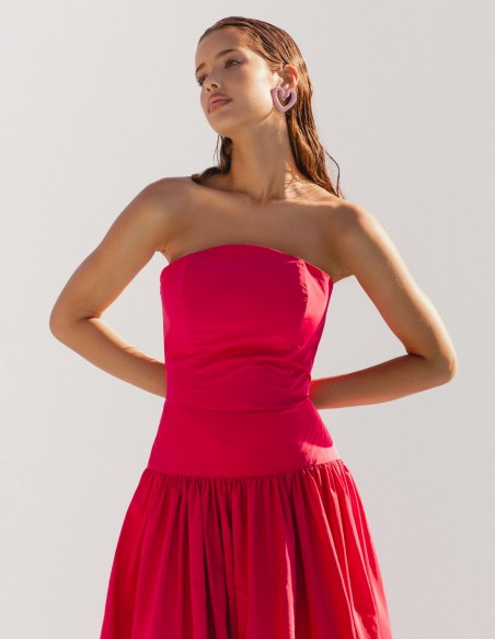 Vestido de fiesta largo con escote bandeau arqueado para invitadas