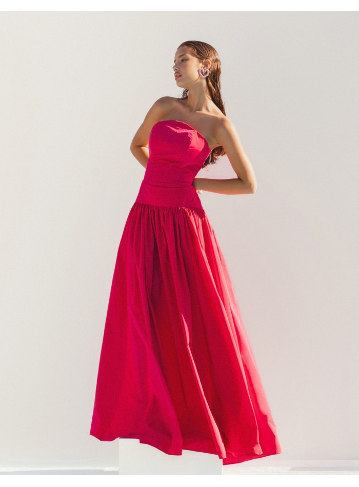 Vestido de fiesta largo con escote bandeau arqueado rosa