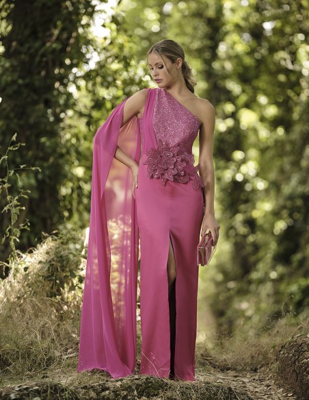 Vestido de fiesta largo asimétrico con capa