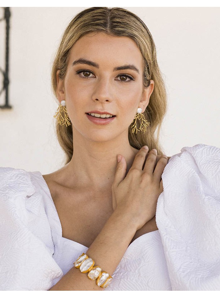 Pearlescent detail party earrings for guests