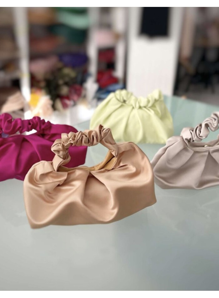 Bolso de fiesta de mano arrugado en raso satinado